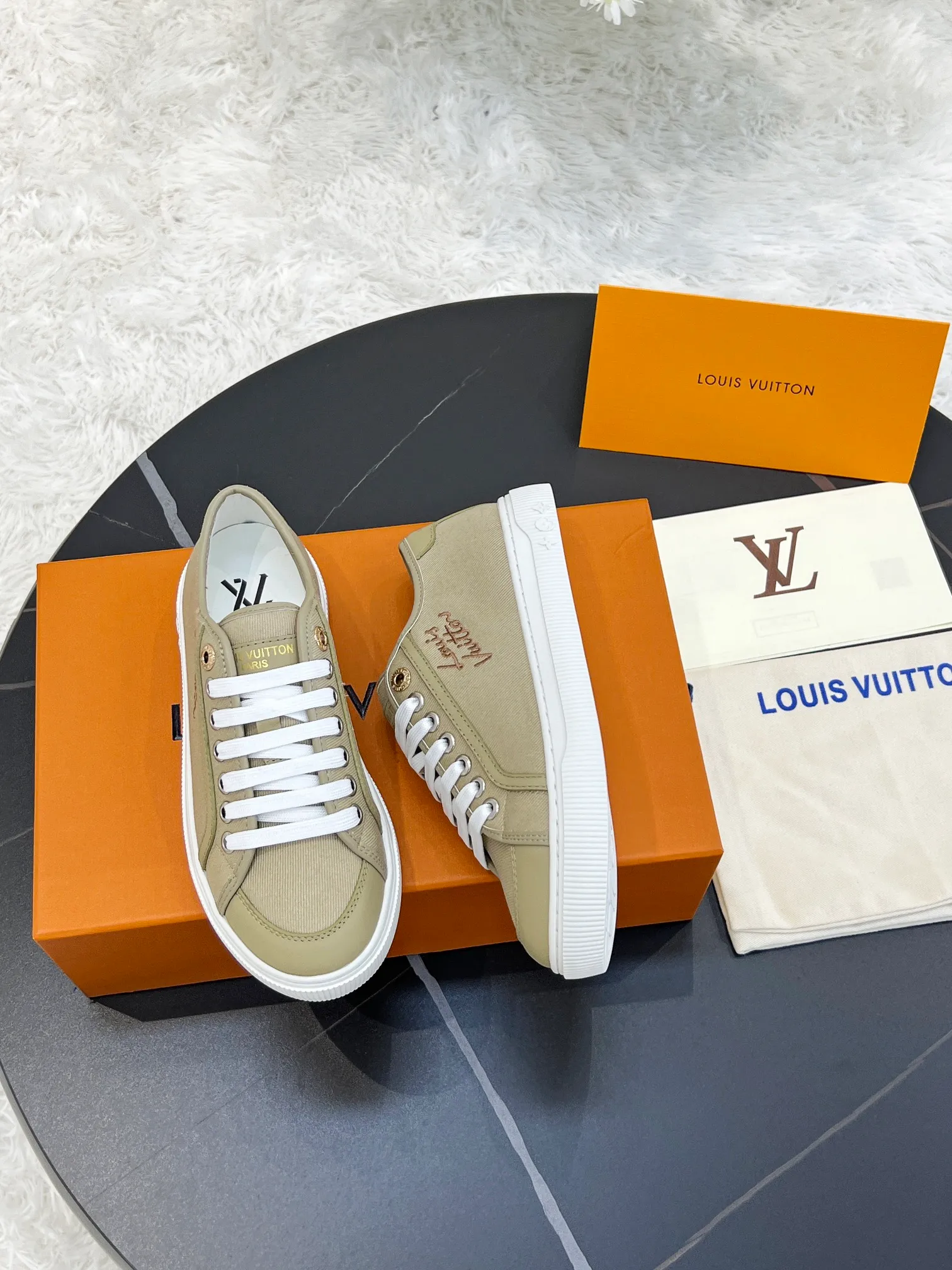 👟👟Ex-factory price 420👟👟 New arrival🆕🆕🆕 This LV Lagoon sneaker is made of lightweight canvas embroidered with the handwritten Louis Vuitton Paris logo. It highlights the casual summer atmosphere with a trendy and simple configuration, and can easily brighten up various looks. Monogram flowers bloom on the soft rubber sole. Code number: 35~41, multiple colors available! Oil edges + TPU outsole + drawer box packaging